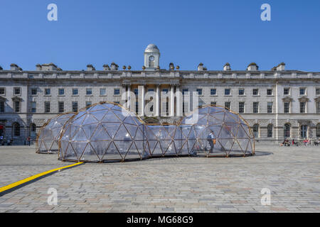 SOMERSET House, Londres, Royaume-Uni - 22 avril 2018 : Pollution Pinksy Pod la pièce au centre de la place à l'intérieur de Somerset House. Banque D'Images