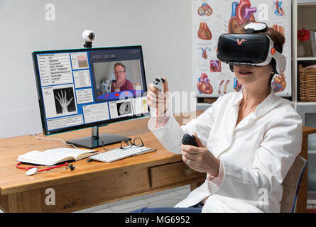 Photo symbolique de la télémédecine, une femme médecin dans un cabinet de médecin, avec lunettes VR, réalité virtuelle, 3-d'affichage d'un rapport de l'IRM, communique wit Banque D'Images