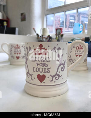 Café, produits par l'entreprise de poterie Emma Bridgewater à Stoke-on-Trent, pour commémorer la naissance du Prince Louis. Banque D'Images