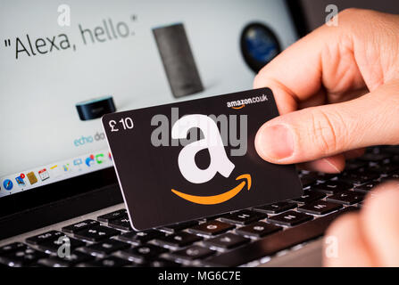 Un homme shopping sur Amazon en utilisant une carte cadeau Banque D'Images