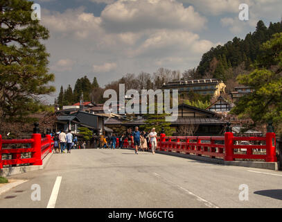 Pont rouge sur la rivière Miyagawa, Takayama. Banque D'Images