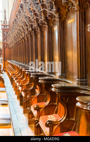 Gloucester, Royaume-Uni - 28 mars 2015 : un mur en bois sur le côté de la cathédrale de Gloucester offre des espaces pour la chorale de siéger au cours de sermon. Banque D'Images