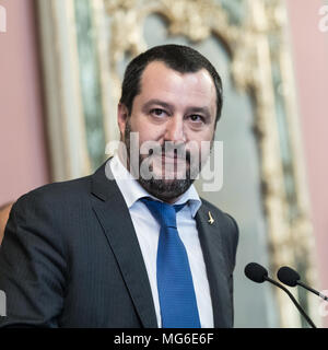 Matteo Salvini, chef du Parti de la Ligue, après la conférence de presse au Sénat de la République italienne. Rome, Italie, le 15 avril 2018. Banque D'Images