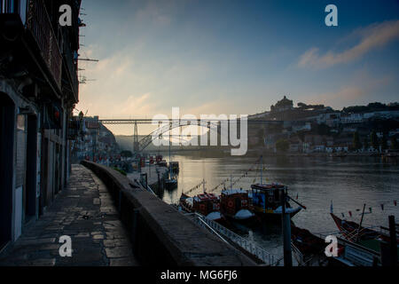 Rabelo bateaux sur le fleuve Douro à Porto Banque D'Images