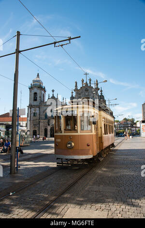 Le Tram à Porto Portugal Banque D'Images