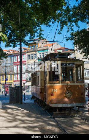 En Tramway du soleil pommelé à Porto Banque D'Images