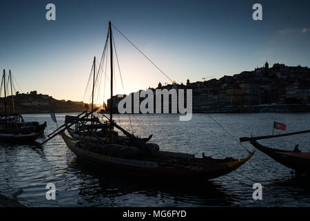 Rabelo Bateau sur le fleuve Douro à Porto Banque D'Images