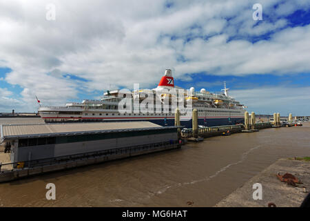 'Black Watch' Fred Olson un bateau de croisière est le premier navire de croisière à quai à Liverpool au début de la saison 2018. Banque D'Images