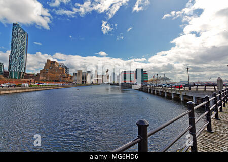 En regardant vers le Liver Building le long de Princes Dock à Liverpool UK. Banque D'Images