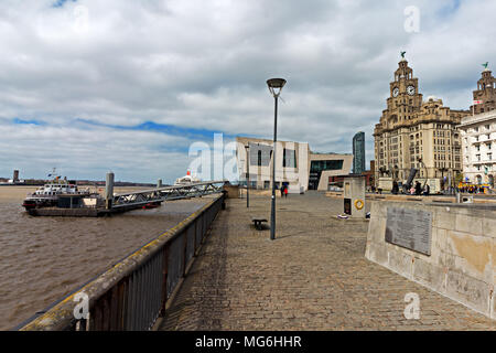 Le Mersey Ferry 'Royal' Iris quitter l'embarcadère au Pier Head Liverpool UK. Banque D'Images