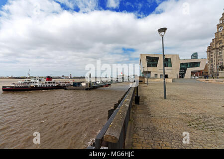 Le Mersey Ferry 'Royal' Iris quitter l'embarcadère au Pier Head Liverpool UK. Banque D'Images