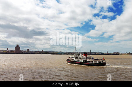 Le Mersey Ferry 'Royal' Iris quitter l'embarcadère au Pier Head Liverpool UK. Banque D'Images