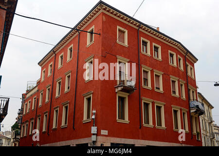Bâtiment Rouge sur coin de rue, à Vérone, Italie Banque D'Images