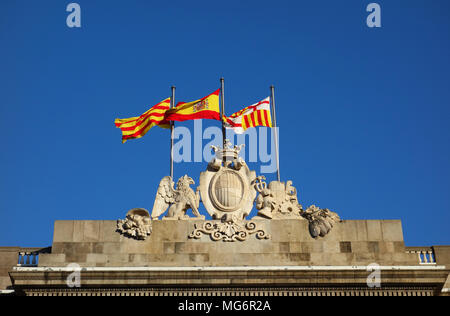 Barcelone, le catalan et l'espagnol les drapeaux sur la construction sur la Plaça de Sant Jaume, Barcelone Banque D'Images