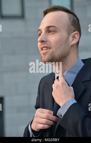 Businessman ajuste sa cravate Banque D'Images