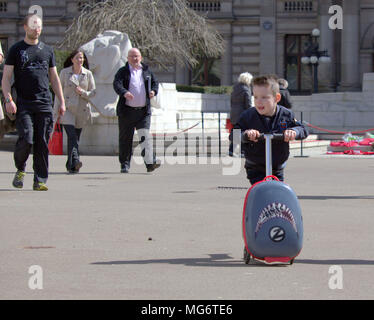 Glasgow, Écosse, Royaume-Uni 27 avril 2005. Météo France : jeune garçon enfant jouit d'un scooter le soleil vient à la ville comme les gens et les touristes profiter du beau temps dans la région de George Square au cœur de la ville. Gérard Ferry/Alamy news Banque D'Images