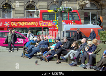 Glasgow, Écosse, Royaume-Uni 27 avril 2005. UK : Météo Glasgow city sightseeing bus avec les touristes Sunshine vient à la ville comme les gens et les touristes profiter du beau temps dans la région de George Square au cœur de la ville. Gérard Ferry/Alamy news Banque D'Images