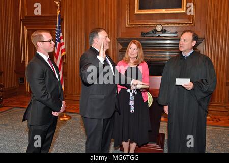 La secrétaire d'État des États-Unis, Mike Pompeo, centre, prête le serment d'office de la Cour suprême Samuel Alito comme son épouse Susan Pompeo et son fils Nicholas Pompeo regarder sur, après avoir été assermenté comme 70e Secrétaire d'État à l'Ouest, salle de conférence de la Cour suprême le 26 avril 2018 à Washington, DC. Banque D'Images