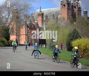 Glasgow, Écosse, Royaume-Uni 27 avril 2005. Météo France : jeune personne enfants's cycle class club group avec des instructeurs Sunshine vient à la ville comme les gens et les touristes profiter du beau temps dans le parc Kelvingrove et l'extrémité ouest de la ville. Gérard Ferry/Alamy news Banque D'Images