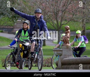 Glasgow, Écosse, Royaume-Uni 27 avril 2005. Météo France : jeune personne enfants's cycle class club group avec des instructeurs Sunshine vient à la ville comme les gens et les touristes profiter du beau temps dans le parc Kelvingrove et l'extrémité ouest de la ville. Gérard Ferry/Alamy news Banque D'Images