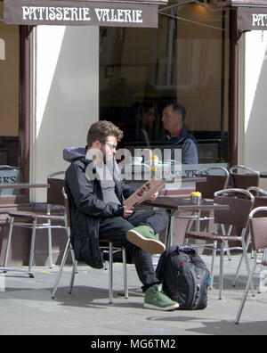 Glasgow, Écosse, Royaume-Uni 27 avril 2005. Météo France : Patisserie Valerie jeune homme étudiant backpacker bénéficie d'un ensoleillement café vient à la ville, les habitants et touristes apprécient le temps chaud au Royal Exchange Square, dans la ville. Gérard Ferry/Alamy news Banque D'Images