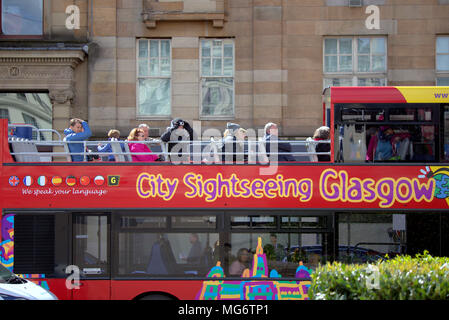 Glasgow, Écosse, Royaume-Uni 27 avril 2005. UK : Météo Glasgow city sightseeing bus avec les touristes Sunshine vient à la ville comme les gens et les touristes profiter du beau temps dans la région de George Square au cœur de la ville. Gérard Ferry/Alamy news Banque D'Images