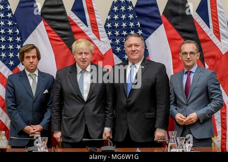 La secrétaire d'État des États-Unis, Mike Pompeo, centre droit, se dresse avec le Ministre britannique des affaires étrangères, Boris Johnson, centre gauche, Directeur général pour les affaires politiques et de sécurité Nicolas de rivière, à gauche, et le ministre des Affaires étrangères allemand Heiko Maas, droite, au Siège de l'OTAN avant la réunion ministérielle des affaires étrangères de l'OTAN, le 27 avril 2018 à Bruxelles, Belgique. Banque D'Images