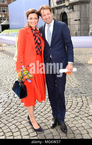 Groningen, Pays-Bas. Apr 27, 2018. Prince Floris et la Princesse Aimée van Vollenhoven à Groningue, le 27 avril 2018, pour assister à la célébration (Koningsdag Kingsday), les rois anniversaire Crédit : Albert Nieboer/Pays-Bas/Point de vue OUT -AUCUN SERVICE DE FIL- Crédit : Albert Nieboer/RoyalPress/dpa/Alamy Live News Banque D'Images