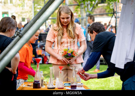 Groningen, Pays-Bas. Apr 27, 2018. La princesse Amalia des Pays-Bas à Groningue, le 27 avril 2018, pour assister à la célébration (Koningsdag Kingsday), les rois anniversaire Crédit : Albert Nieboer/Pays-Bas/Point de vue OUT -AUCUN SERVICE DE FIL- Crédit : Albert Nieboer/RoyalPress/dpa/Alamy Live News Banque D'Images