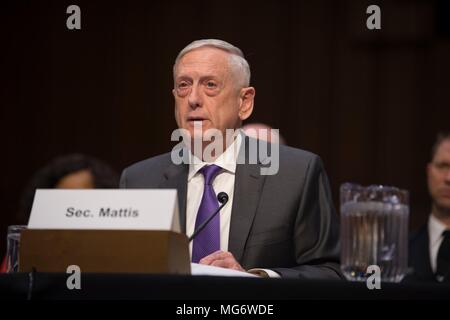 Le secrétaire américain à la défense, Jim Mattis témoigne sur l'exercice 2019 budget à la Commission des forces armées du Sénat sur la colline du Capitole, le 26 avril 2018 à Washington, DC. Banque D'Images