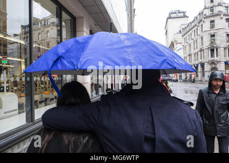 Météo,UK Londres, Royaume-Uni. Apr 27, 2018. Des orages dans la capitale. La pluie tout au long de la journée. Images tournées à High Holborn, London,UK. Crédit : Paul Quayle/Alamy Live News Banque D'Images
