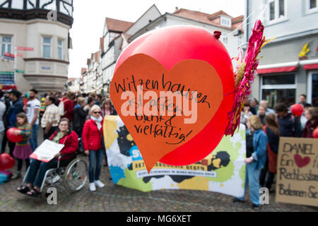 27 avril 2018, l'Allemagne, Witzenhausen : un ballon avec les mots 'Witzenhausen offen ist, bunt & vielfältig" (lit. Witzenhausen est ouvert, coloré et diversifié) lors d'un festival de rue à la place du marché. Le déploiement de la police une escalade à une protestation contre l'expulsion d'un Syrien maintenant a des conséquences juridiques et fera face à des enquêtes précédentes du ministère public. Photo : Swen Pförtner/dpa Banque D'Images