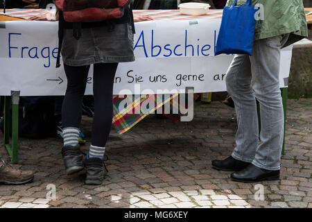 27 avril 2018, l'Allemagne, Witzenhausen : les piétons à un stand d'information pour le sujet 'deportation Witzenhaus' à l'hôtel de ville. Le déploiement de la police une escalade à une protestation contre l'expulsion d'un Syrien maintenant a des conséquences juridiques et fera face à des enquêtes précédentes du ministère public. Photo : Swen Pförtner/dpa Banque D'Images