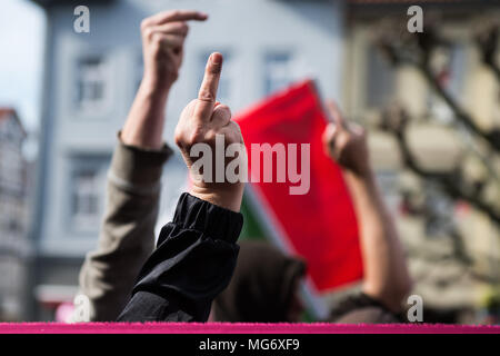 27 avril 2018, l'Allemagne, Witzenhausen : Les participants d'un festival de rue du groupe de travail 'aslyum' montrant leurs doigts du milieu à la place du marché. Le déploiement de la police une escalade à une protestation contre l'expulsion d'un Syrien maintenant a des conséquences juridiques et fera face à des enquêtes précédentes du ministère public. Photo : Swen Pförtner/dpa Banque D'Images