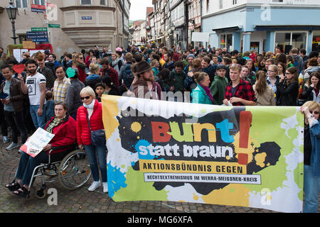 27 avril 2018, l'Allemagne, Witzenhausen : Les participants d'un festival de rue du groupe de travail 'aslyum' à la place du marché, avec une bannière indiquant "bunt statt braun' (lit. au lieu de couleur marron). Le déploiement de la police une escalade à une protestation contre l'expulsion d'un Syrien maintenant a des conséquences juridiques et fera face à des enquêtes précédentes du ministère public. Photo : Swen Pförtner/dpa Banque D'Images