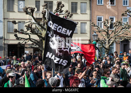 27 avril 2018, l'Allemagne, Witzenhausen : Les participants d'un festival de rue du groupe de travail 'aslyum' avec un drapeau indiquant 'gegen Nazis' (contre Nazis) à la place du marché. Le déploiement de la police une escalade à une protestation contre l'expulsion d'un Syrien maintenant a des conséquences juridiques et fera face à des enquêtes précédentes du ministère public. Photo : Swen Pförtner/dpa Banque D'Images