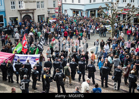 27 avril 2018, l'Allemagne, Witzenhausen : Les participants d'un festival de rue du groupe de travail 'aslyum' à la place du marché. Le déploiement de la police une escalade à une protestation contre l'expulsion d'un Syrien maintenant a des conséquences juridiques et fera face à des enquêtes précédentes du ministère public. Photo : Swen Pförtner/dpa Banque D'Images