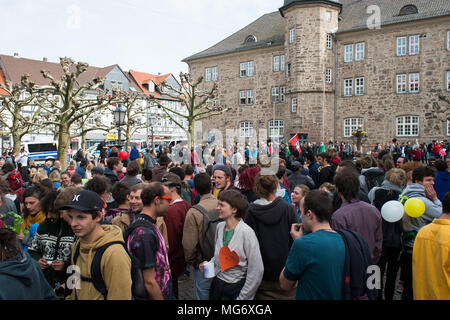 27 avril 2018, l'Allemagne, Witzenhausen : Les participants d'un festival de rue du groupe de travail 'aslyum' à la place du marché. Le déploiement de la police une escalade à une protestation contre l'expulsion d'un Syrien maintenant a des conséquences juridiques et fera face à des enquêtes précédentes du ministère public. Photo : Swen Pförtner/dpa Banque D'Images