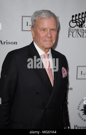 BAL HARBOUR, FL - 10 novembre : Tom Brokaw assiste à la mode 2012 de destination au profit de l'Buoniconti Fund pour guérir la paralysie, le bras de collecte de fonds du projet de Miami pour guérir la paralysie, le 10 novembre 2012 à Bal Harbour, Floride Personnes : Tom Brokaw Banque D'Images