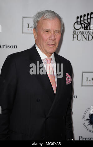 BAL HARBOUR, FL - 10 novembre : Tom Brokaw assiste à la mode 2012 de destination au profit de l'Buoniconti Fund pour guérir la paralysie, le bras de collecte de fonds du projet de Miami pour guérir la paralysie, le 10 novembre 2012 à Bal Harbour, Floride Personnes : Tom Brokaw Banque D'Images
