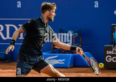 Barcelone, Espagne. 27 avril, 2018 : MARTIN KLIZAN (SVK) renvoie la balle à Rafael Nadal (ESP) dans leur quart de finale de l'Open de Barcelone Banc Sabadell' 2018. Nadal a gagné 6:0, 7:5 Crédit : Matthias Rickenbach/Alamy Live News Banque D'Images