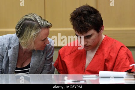 22 mars 2018 - North Miami Beach, Floride, USA - Assistant Défenseur Public Melisa McNeill parle à la Floride school shooting suspect Nikolas Cruz qui est de retour en cour devant le Broward County bureau du défenseur public a encouragé Circuit juge Elizabeth Scherer pour une audience d'aller de l'avant l'affaire de condamnation à mort vendredi après-midi, le 27 avril 2018, à Fort Lauderdale, FL. L'audience devrait porter sur plusieurs questions de procédure, éventuellement, y compris l'établissement d'une première date de procès et de défenseur public de Cruz peut-être demander à renoncer à la règle de procès rapide. La règle exige généralement qu'une f Banque D'Images