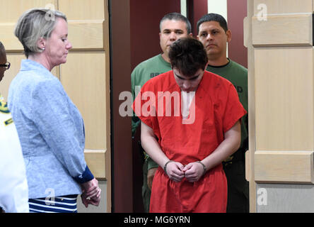 22 mars 2018 - North Miami Beach, Floride, USA - Florida school shooting suspect Nikolas Cruz retourne en cour devant le Broward County bureau du défenseur public a encouragé Circuit juge Elizabeth Scherer pour une audience d'aller de l'avant l'affaire de condamnation à mort vendredi après-midi, le 27 avril 2018, à Fort Lauderdale, FL. Debout à gauche de Cruz est son avocat défenseur public adjoint Melisa McNeill. .L'audience devrait porter sur plusieurs questions de procédure, éventuellement, y compris l'établissement d'une première date de procès et de défenseur public de Cruz peut-être demander à renoncer à la règle de procès rapide. Banque D'Images