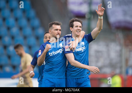 27 avril 2018, l'Allemagne, Bochum : Soccer, deuxième bundesliga VfL Bochum vs Erzgebirge Aue au stade de la Ruhr. Robbie Kruse de Bochum (R) célèbre son but qui a 1:0. Photo : Bernd Thissen/DPA - AVIS IMPORTANT : En raison de la Ligue allemande de football (DFL)·s règlement d'accréditation, la publication et la redistribution en ligne et dans les médias en ligne est limité pendant le match à 15 images par match Banque D'Images