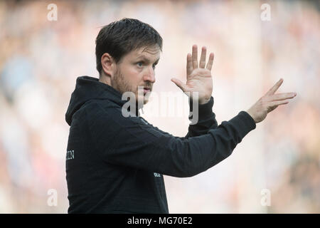 27 avril 2018, l'Allemagne, Bochum : Soccer, deuxième bundesliga VfL Bochum vs Erzgebirge Aue au stade de la Ruhr. L'Aue manager Hannes Drews, gesticulant. Photo : Bernd Thissen/DPA - AVIS IMPORTANT : En raison de la Ligue allemande de football (DFL)·s règlement d'accréditation, la publication et la redistribution en ligne et dans les médias en ligne est limité pendant le match à 15 images par match Banque D'Images
