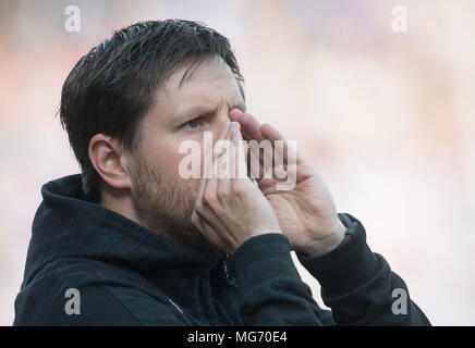 27 avril 2018, l'Allemagne, Bochum : Soccer, deuxième bundesliga VfL Bochum vs Erzgebirge Aue au stade de la Ruhr. Gestionnaire de Bochum Hannes Drtews appelant à ses joueurs. Photo : Bernd Thissen/DPA - AVIS IMPORTANT : En raison de la Ligue allemande de football (DFL)·s règlement d'accréditation, la publication et la redistribution en ligne et dans les médias en ligne est limité pendant le match à 15 images par match Banque D'Images