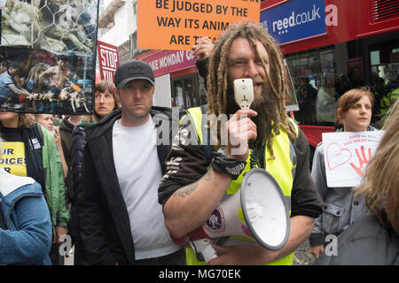 Londres, Royaume-Uni. Apr 27, 2018. Vendredi 27 avril 2018, 12h00 Covent garden, London UK. Militant des droits des animaux et les manifestants ont défilé pour réclamer la fin de la viande de chien Yulin festival tenu en Chine est réexaminée en tant que responsable culturel pour le monde en général. Le tri des bannières et des photographies de la torturé les chiens , les militants ont défilé dans le centre de Londres à l'ambassade chinoise. Crédit : Philip Robins/Alamy Live News Banque D'Images