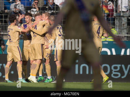 27 avril 2018, l'Allemagne, Bochum : Soccer, deuxième bundesliga VfL Bochum vs Erzgebirge Aue au stade de la Ruhr. L'Aue Pascal Koepke (3L) célébrer avec son équipe après avoir 1:1. Photo : Bernd Thissen/DPA - AVIS IMPORTANT : En raison de la Ligue allemande de football (DFL)·s règlement d'accréditation, la publication et la redistribution en ligne et dans les médias en ligne est limité pendant le match à 15 images par match Banque D'Images