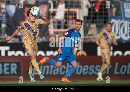 27 avril 2018, l'Allemagne, Bochum : Soccer, deuxième bundesliga VfL Bochum vs Erzgebirge Aue au stade de la Ruhr. Kevin Bochum Stoeger (C) et l'Aue Clemens Fandrich essayant de gagner le ballon. Photo : Bernd Thissen/DPA - AVIS IMPORTANT : En raison de la Ligue allemande de football (DFL)·s règlement d'accréditation, la publication et la redistribution en ligne et dans les médias en ligne est limité pendant le match à 15 images par match Banque D'Images