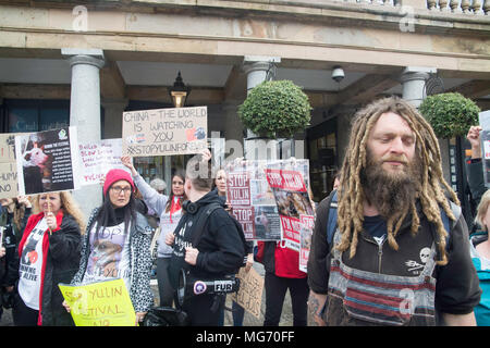 Londres, Royaume-Uni. Apr 27, 2018. Vendredi 27 avril 2018, 12h00 Covent garden, London UK. Militant des droits des animaux et les manifestants ont défilé pour réclamer la fin de la viande de chien Yulin festival tenu en Chine est réexaminée en tant que responsable culturel pour le monde en général. Le tri des bannières et des photographies de la torturé les chiens , les militants ont défilé dans le centre de Londres à l'ambassade chinoise. Crédit : Philip Robins/Alamy Live News Banque D'Images
